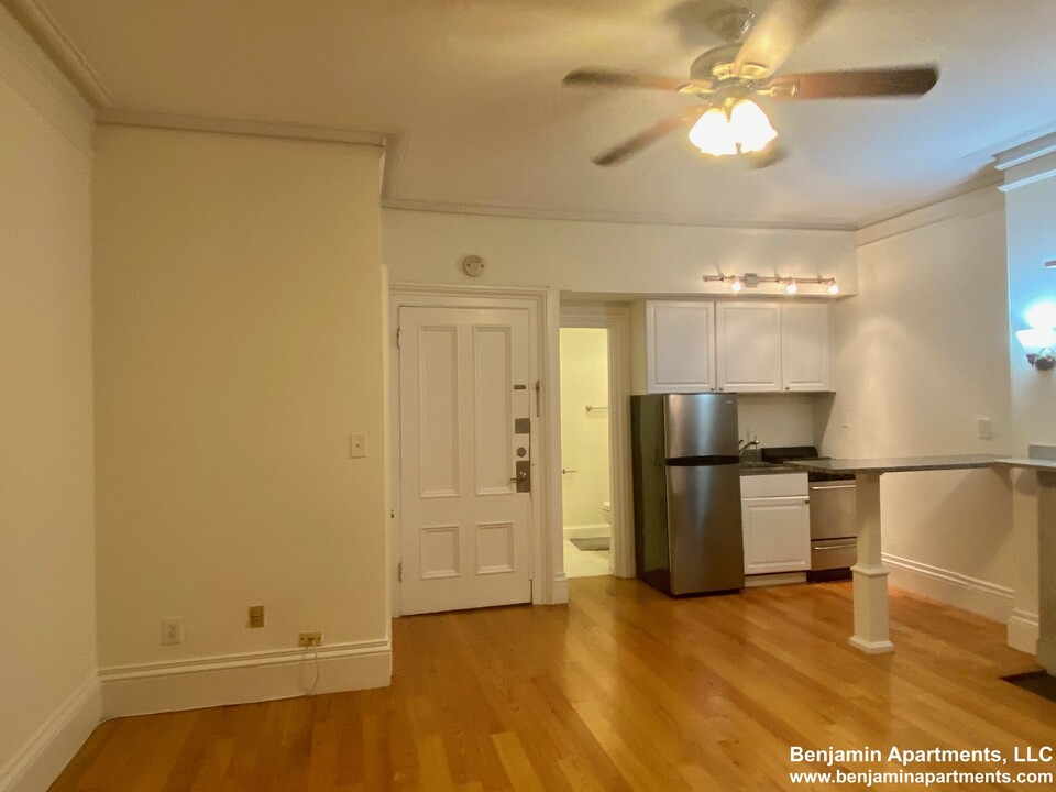 82 Charles St, Unit 3 in Boston, MA - Building Photo