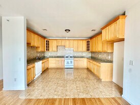 41-43-43 Manufacturers Pl in Newark, NJ - Building Photo