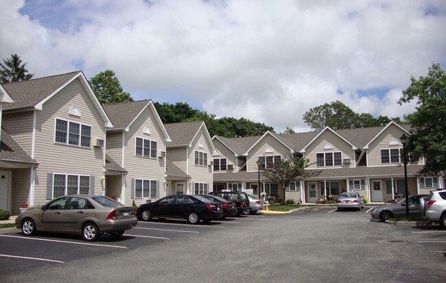 Woodbridge at Farmingdale Apartments in Farmingdale, NY - Foto de edificio - Building Photo