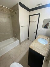 8239 NW 8th Ct in Plantation, FL - Foto de edificio - Building Photo