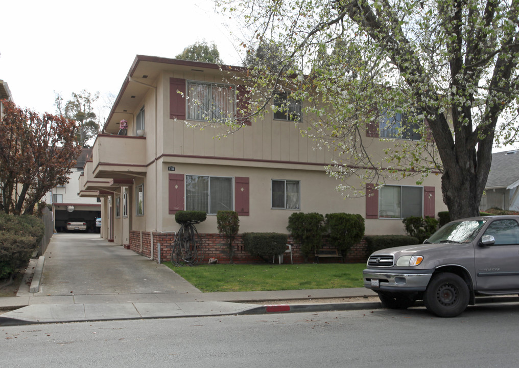 1109 Capuchino Ave in Burlingame, CA - Foto de edificio