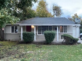 3033 W Sonoma Ave in Stockton, CA - Building Photo