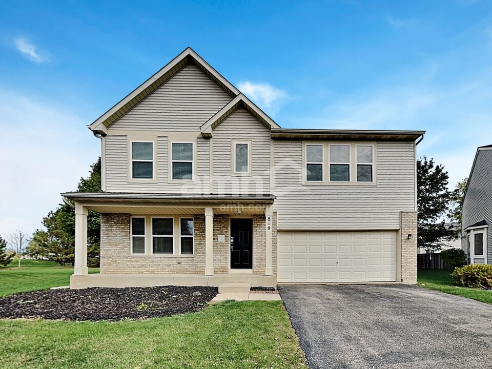 818 Glen Cove Ln in Pingree Grove, IL - Foto de edificio