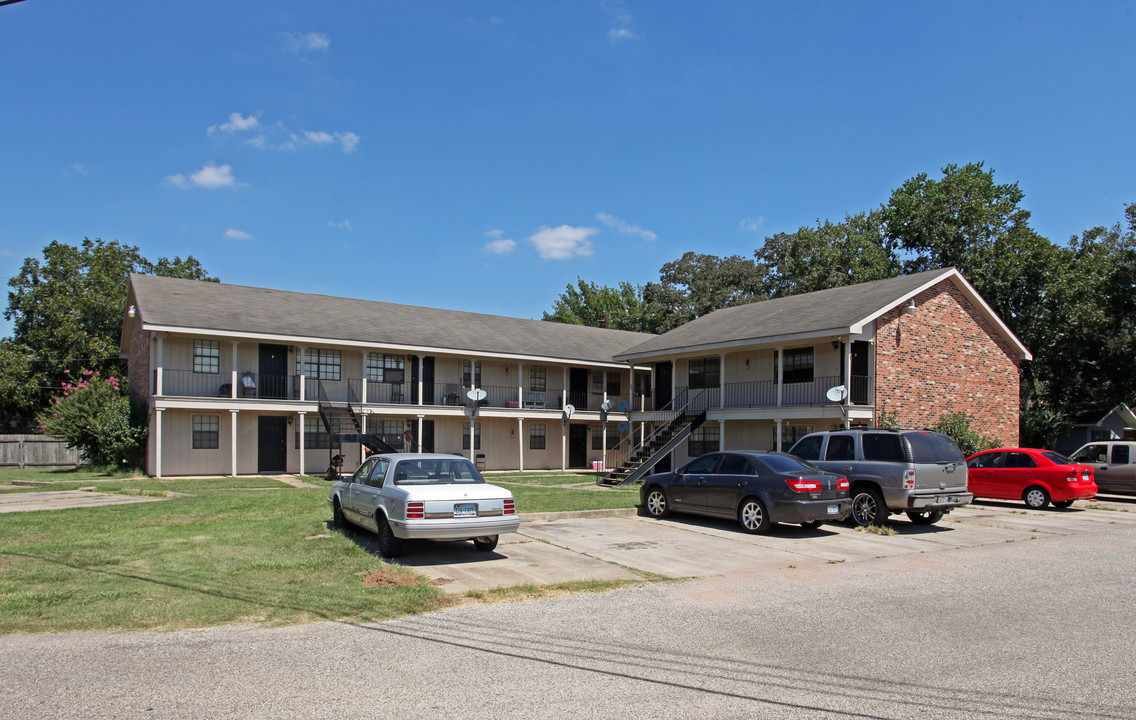 200 Hill St in Sealy, TX - Building Photo