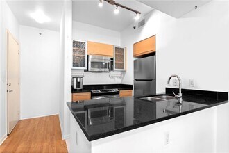 950 Brickell Bay Dr in Miami, FL - Foto de edificio - Building Photo