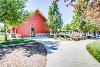 4322 E Arch Dr in Meridian, ID - Foto de edificio - Building Photo