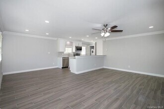 146 Montauk Hwy in Westhampton, NY - Building Photo - Building Photo