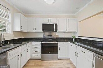 911 Hollyfax Cir NE in Atlanta, GA - Building Photo - Building Photo