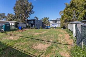 220 Montecito Way in San Diego, CA - Foto de edificio - Building Photo