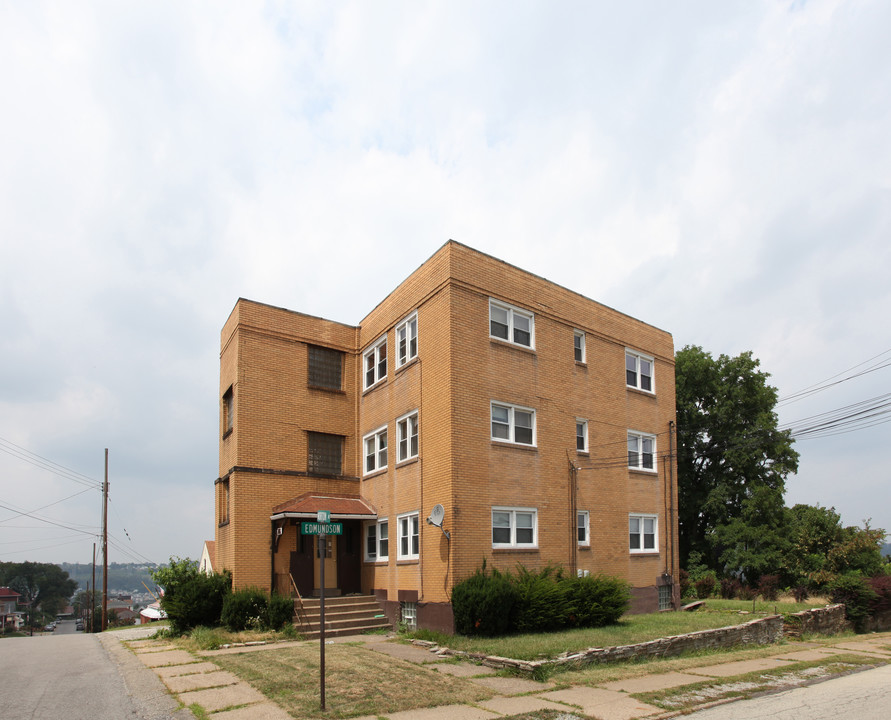 716 Edmundson St in Port Vue, PA - Foto de edificio