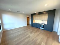 8 Burney St, Unit #407 in Boston, MA - Foto de edificio - Building Photo