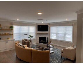 2075 Lafayette Rd, Unit A12 in Portsmouth, NH - Foto de edificio - Building Photo