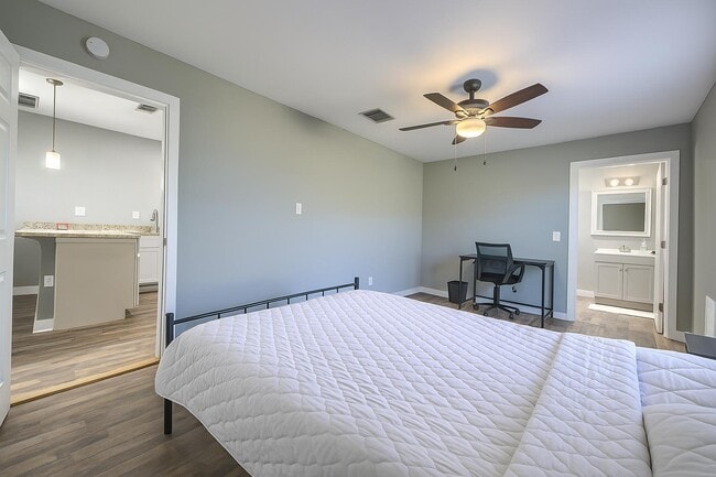 427 E Southcross in San Antonio, TX - Building Photo - Building Photo