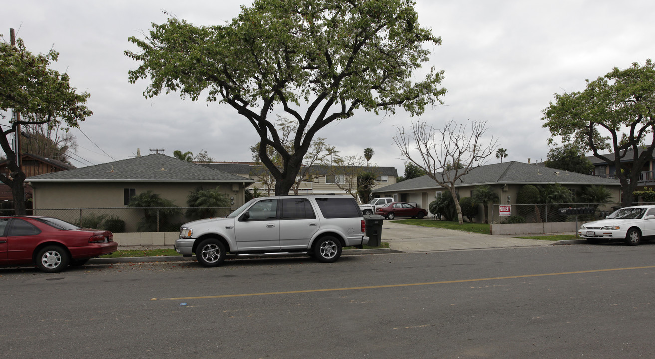 2046 Maple Ave in Costa Mesa, CA - Building Photo