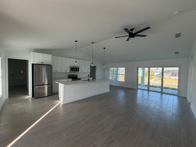 1607 NE 36th Ln in Cape Coral, FL - Building Photo - Building Photo