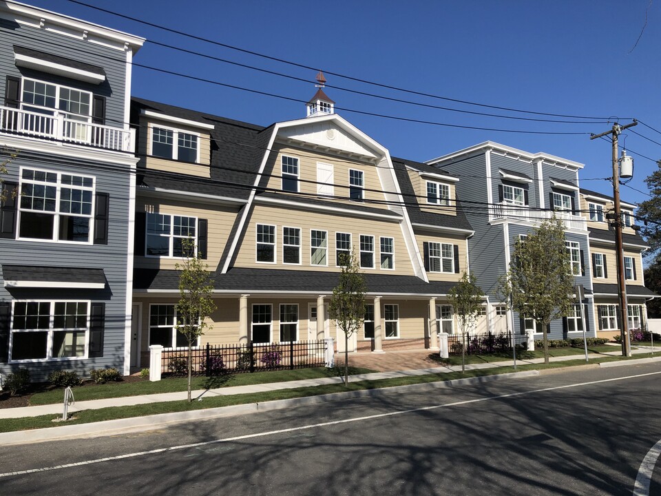 Courtyards on Fifth in Bay Shore, NY - Building Photo