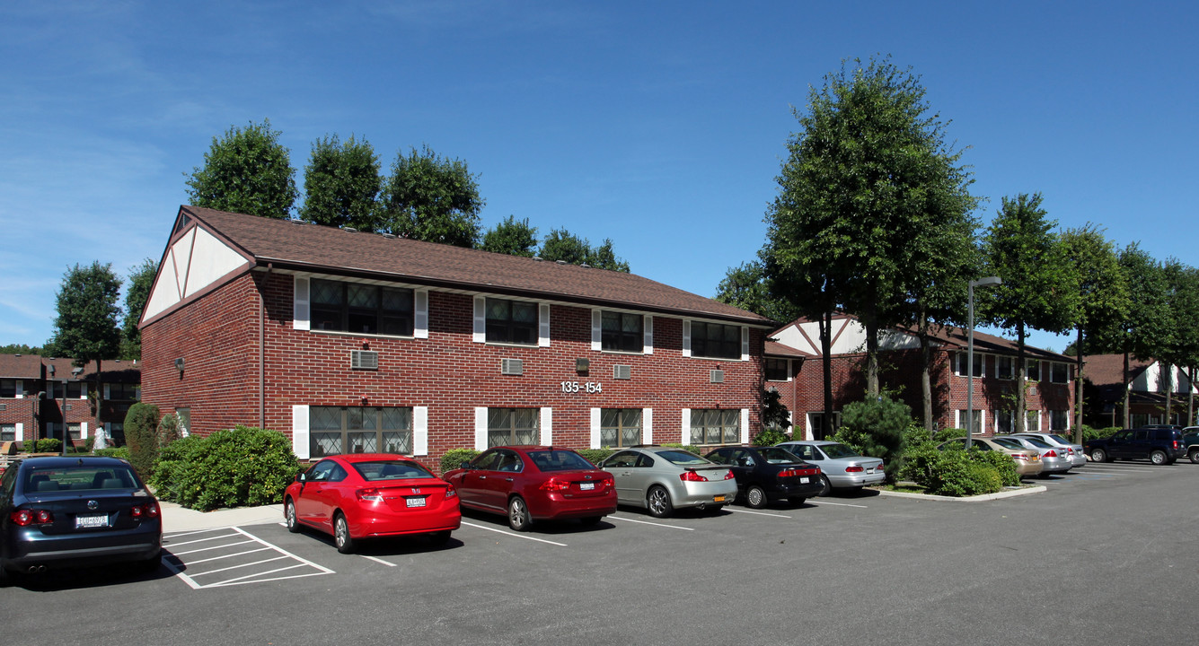 Kings Park Manor Apartments in Kings Park, NY - Building Photo