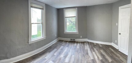 2022 Plainview Ave, Unit first Floor in Pittsburgh, PA - Foto de edificio - Building Photo