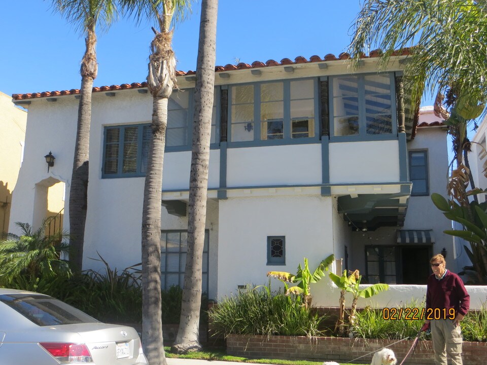 70 Granada Ave in Long Beach, CA - Building Photo