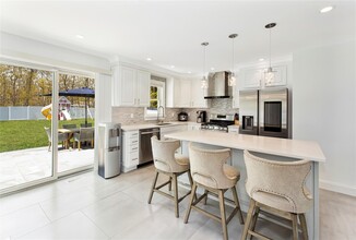 3 Duke Pl in Hampton Bays, NY - Building Photo - Building Photo