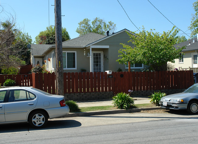 541-543 Rollins Rd in Burlingame, CA - Foto de edificio - Building Photo