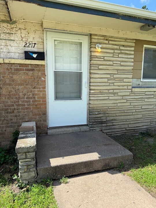 2217 S Water St in Wichita, KS - Building Photo