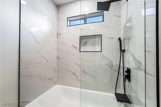 9070 Spring Mountain Rd, Unit 119 in Las Vegas, NV - Foto de edificio - Building Photo
