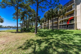 1001 Seafarer Cir in Jupiter, FL - Building Photo