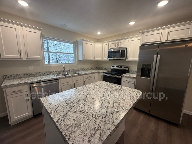 85 Christian Ct in Hurricane, WV - Building Photo