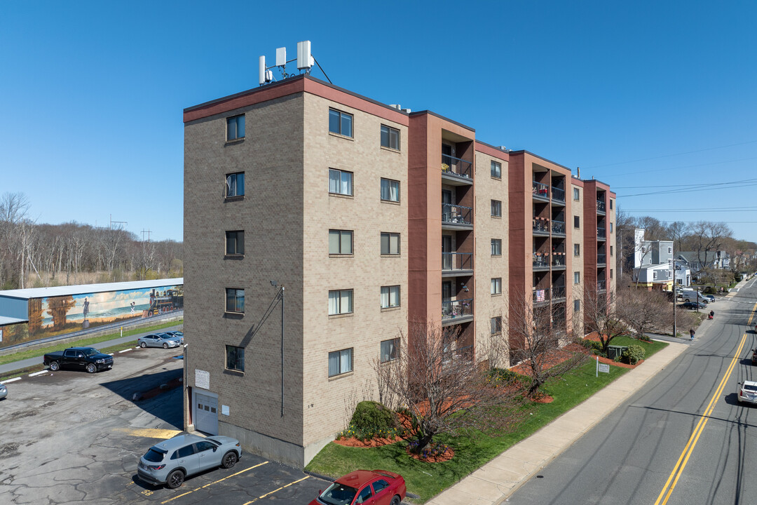 Salem Place Condominiums in Revere, MA - Foto de edificio