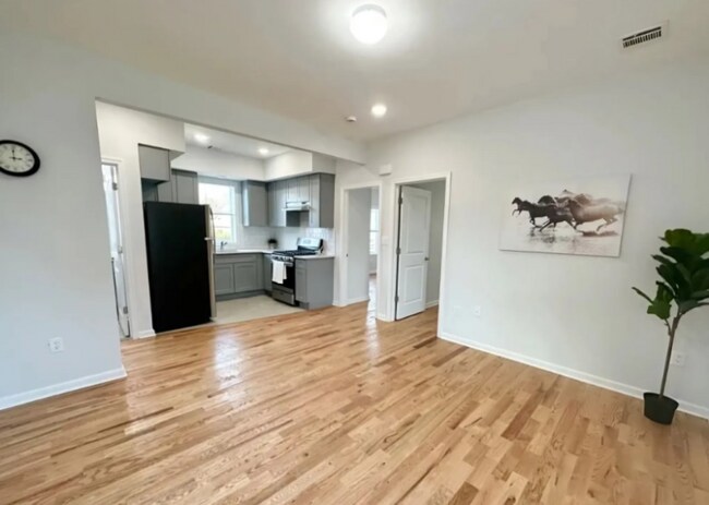 558-562-562 Court St, Unit 2 Left in Elizabeth, NJ - Foto de edificio - Building Photo