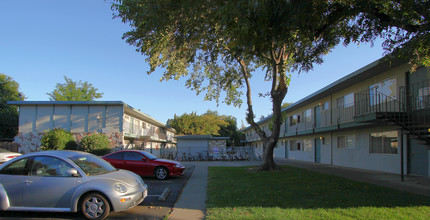 8th Street Apartments in Davis, CA - Foto de edificio - Building Photo