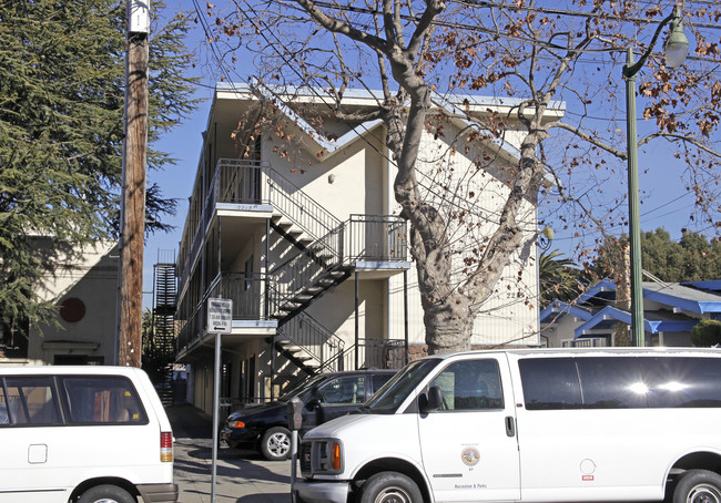 2215 Central Ave in Alameda, CA - Foto de edificio - Building Photo