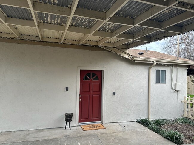 618 N Gem St in Tulare, CA - Foto de edificio - Building Photo