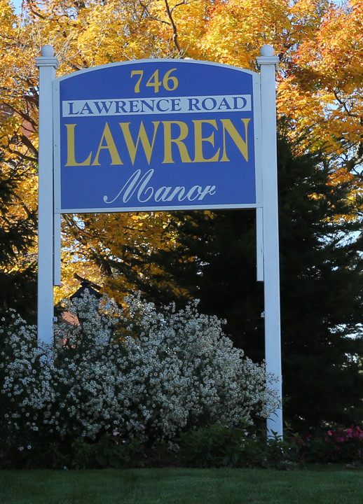 Lawren Manor in Hamilton, ON - Building Photo