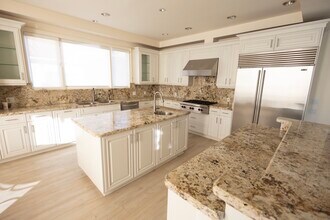 10567 Holman Ave in Los Angeles, CA - Building Photo - Building Photo