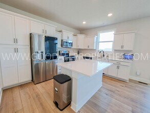 305 NW Horan Ct in Waukee, IA - Foto de edificio - Building Photo