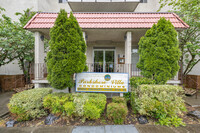 Parkshore Villa in Seattle, WA - Building Photo - Building Photo