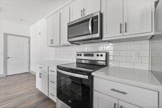 75 Forester Ave, Unit 236 in Warwick, NY - Foto de edificio - Building Photo