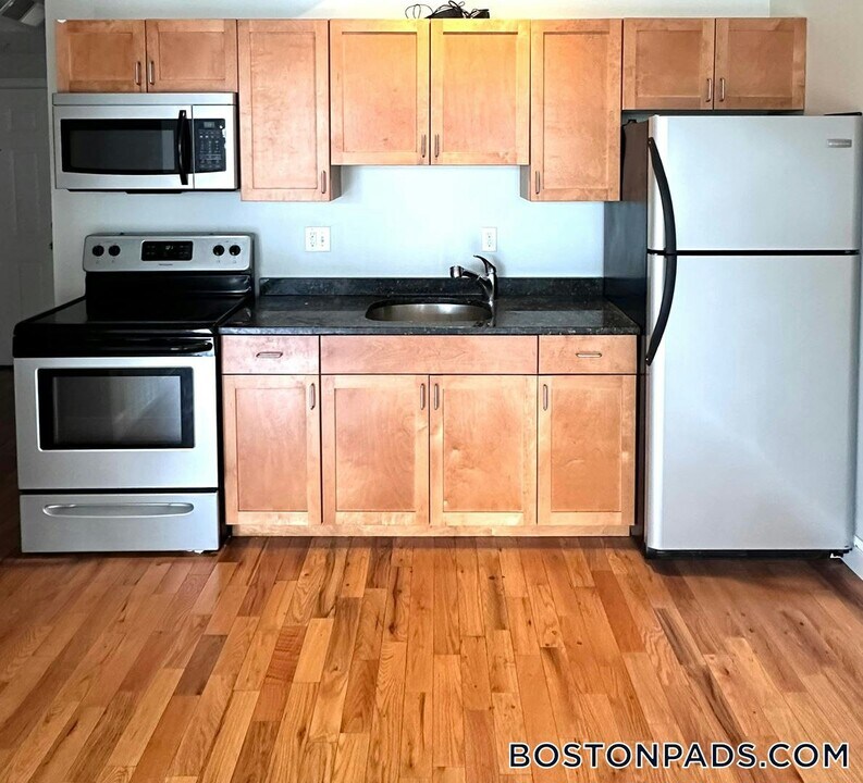 26 Portland St in Worcester, MA - Building Photo