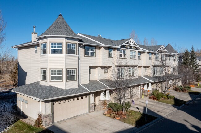 Inglewood Grove in Calgary, AB - Building Photo - Building Photo