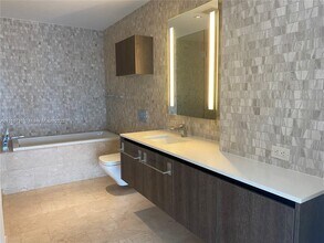 68 SE 6th St, Unit 2106 in Miami, FL - Foto de edificio - Building Photo