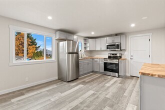 460 N James Ave in East Wenatchee, WA - Foto de edificio - Building Photo