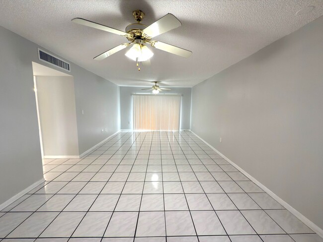 805 W Oakland Park Blvd, Unit #D19 in Wilton Manors, FL - Building Photo - Building Photo