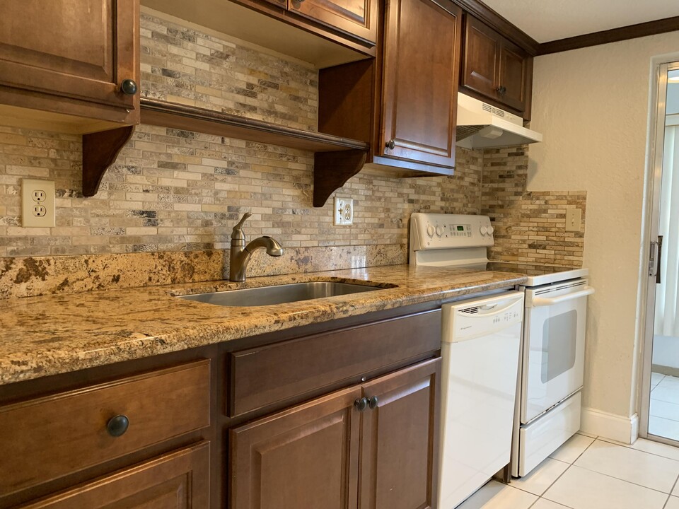 20 Abbey Ln in Delray Beach, FL - Building Photo