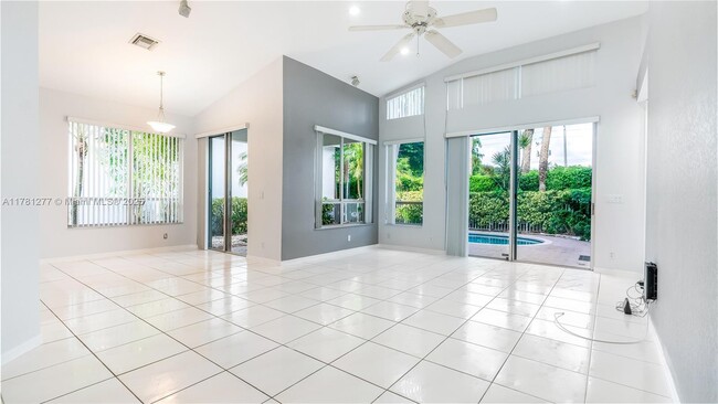 1061 Bel Aire Dr E in Pembroke Pines, FL - Foto de edificio - Building Photo