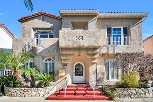 2818 S Bronson Ave in Los Angeles, CA - Building Photo