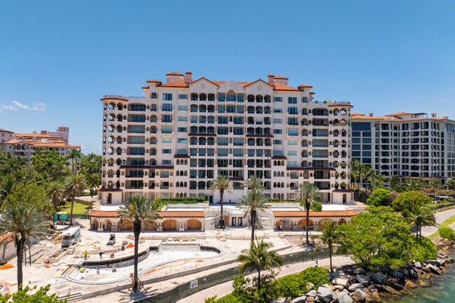 Palazzo Del Sol/Della Luna in Miami Beach, FL - Building Photo - Building Photo
