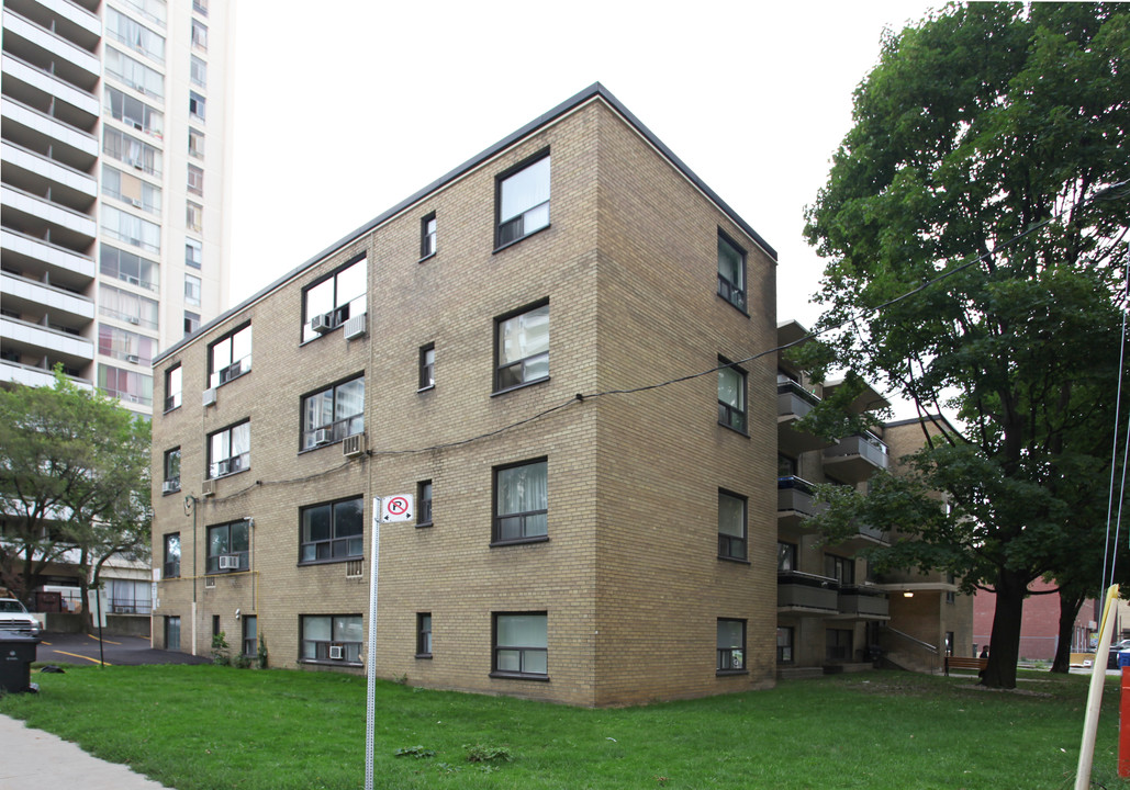 131 Lyon Crt in Toronto, ON - Building Photo