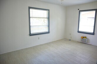 1056 NE 34th Ct in Oakland Park, FL - Building Photo - Building Photo